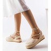 smėlio spalvos suvarstomos espadrilės