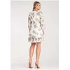 Suknelė balta su gėlių raštu kasdienai su raukiniais Figl