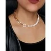 Handmade Tikrų baltųjų gėlavandenių perlų choker'is su paauksuota grandinėle – modernus rankų darbo kaklo papuošalas