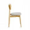 Ąžuolo spalvos medinė kėdė apmušta šviesiai smėlio spalvos rotango atlošu
