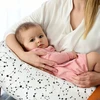 Babyuniverse Kruasanų pupelių pagalvė 60x40cm, skirta žindomam arba maitinimui iš buteliuko kūdikiams