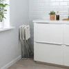 Balta sulankstoma taburetė IKEA GUNDE Balta sulankstoma taburetė, keliamoji galia iki 100 kg
