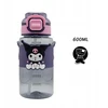 Gertuvė Bez Marki Buteliukas NA WODĘ Z SŁOMKĄ KUROMI 600ML - SANRIO su regulowanym paskiem na ramię
