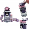 Gertuvė Bez Marki Buteliukas NA WODĘ Z SŁOMKĄ KUROMI 600ML - SANRIO su regulowanym paskiem na ramię