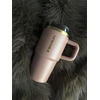 Stanley Quancher Puodelis Termiczny smėlio spalva Mocha Latte Straw Tumbler 0.59L