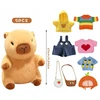 CAPYBARA PLIUSINIS ŽAISLAS STILINGI DRABUŽIŲ PRIEDAI SPALVOTAS RINKINYS VAIKAMS 23 CM
