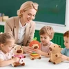 CAPYBARA PLIUSINIS ŽAISLAS STILINGI DRABUŽIŲ PRIEDAI SPALVOTAS RINKINYS VAIKAMS 23 CM