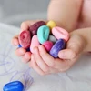 Kreidelės "Crayon Rocks" dėžutėje 64 vnt, 32 spalvos.