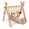 Lavinantis medinis gimnastikos stovas BABY GYM su KiddyMoon pakabukais