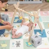Lavinantis medinis gimnastikos stovas BABY GYM su KiddyMoon pakabukais