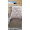 Luxury4Home Smėlio spalvos dygsniuotas, aksominis, apmuštas, elegantiška kėdė FABRO W133