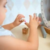 Mamabrum Medinis tualetinio stalo žaislas vaikams su taburete ir besivystančiais priedais
