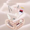 MINI NEŠIMASIS SIUVIMO RINKINYS SU RŪŽOSIOMIS ADATELĖMIS IR SIŪLU 6X7cm