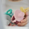 Minikoioi Dinaminis silikoninis čiulptukas su rankena 1 vnt. Rožinė 3 m+