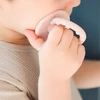 Minikoioi Dinaminis silikoninis čiulptukas su rankena 1 vnt. Rožinė 3 m+