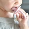 Minikoioi Dinaminis silikoninis čiulptukas su rankena 1 vnt. Rožinė 3 m+