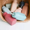 Minikoioi SILIKONINIS BUTELINIS PUODULIS VAIKAMS SU ŠIAUDU IR DANGIU 200 ML 6M+ ROŽINĖS