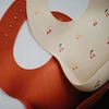 MUSHIE Silikoninis seilinukas su kišeninėmis vyšniomis