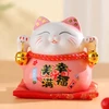 Myhomelife Skarbonka szczęścia porcelanowa Maneki Neko na poduszce 9,5cm rožinė