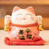 Myhomelife Skarbonka szczęścia porcelanowa Maneki Neko na poduszce 9,5cm rožinė