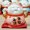 Myhomelife Skarbonka szczęścia porcelanowa Maneki Neko na poduszce 9,5cm rožinė