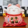 Myhomelife Skarbonka szczęścia porcelanowa Maneki Neko na poduszce 9,5cm rožinė