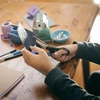 Nożyczki Szkolne Fiskars 12+ Juodas Brokat 18 cm | Miękki Laikiklis SoftGrip