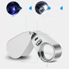 PAPUOŠALAI DIDINA 40X SULANKSTAMAS METALAS SU LED UV ŠVIETIMO STIKLU
