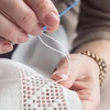 PLASTIKINĖS adatos 100 Vnt. 7cm Kelių spalvų glotnus, didelis tinklelis, ILGUS