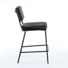 Veliūrinė dryžuota pilka baro kėdė ant juodų plieninių palėpės kojų