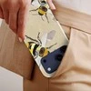 Voltuna Dėklas „Buzzing Bees Pattern“ su MagSafe Apple iPhone 13-17 modeliams