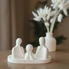 Lukata Baltos gipso šeimos trio figūrėlės, Elegantiškas lentynos dekoras, Šeimos statulėlės, apgalvota dovana šeimai