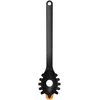 Šaukštas makaronams Fiskars 1027301, 37 cm, juoda sp./oranžinė sp.