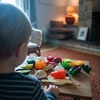Jinkee edukacinis daržovių ir vaisių pjaustymo rinkinys vaikams nuo 3 metų, 12 dalių, su mediniu peiliu, spalvotas