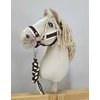 Super Hobby Horse Hobio žirgo kantaras A3 su baltais pūkais ir balta-ruda pavadėliu