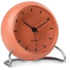 Arne Jacobsen Clocks Arne Jacobsen - Miesto rotušės stalo laikrodis - Ø11 cm - Raudonas