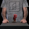 „Iron Studios“ ir „Minico Deadpool Wolverine“ – Deadpool figūrėlė