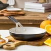 KitchenAid - Spalvota aliuminio keptuvė - matinės juodos spalvos - 20 cm