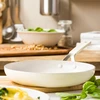 KitchenAid - Spalvota aliuminio keptuvė - migdolų kremo spalvos - 24 cm