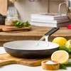 KitchenAid - Spalvota aliuminio keptuvė - matinės juodos spalvos - 24 cm