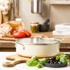 KitchenAid - Spalvota aliuminio keptuvė su 2 šoninėmis rankenomis - migdolų kremo spalvos - 24 cm