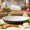 KitchenAid - Spalvota aliuminio keptuvė - matinės juodos spalvos - 30 cm
