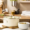 KitchenAid - Spalvotas aliuminio puodas su dangčiu - migdolų kremo spalvos - 20 cm