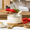 KitchenAid - Spalvotas aliuminio puodas su dangčiu - migdolų kremo spalvos - 16 cm