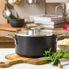 KitchenAid - Spalvotas aliuminio puodas su dangčiu - matinės juodos spalvos - 20 cm