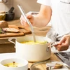 KitchenAid - Spalvotas aliuminio puodas su dangčiu - migdolų kremo spalvos - 20 cm