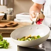 KitchenAid - Spalvotas aliuminio vokas - migdolų kremo spalvos - 28 cm