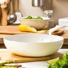 KitchenAid - Spalvotas aliuminio vokas - migdolų kremo spalvos - 28 cm