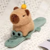 Lean Toys Pliušinis riešo dirželis krokodilas su kapibara