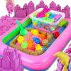 Zestaw Rinkinys Kinetinio smėlio rinkinys 3kg formelėms baseino žaislams - d007-1 rožinis smėlis (3kg, kastuvas, formelės, baseinas)